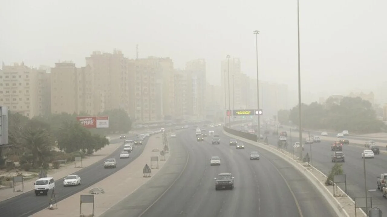 رياح مغبرة تؤثر على الرؤية في الكويت وتوقعات بأمطار محتملة
